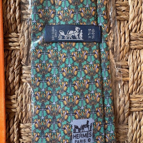 NWT Hermes printed silk twill tie in crest pattern in spearmint, apricot & lilac - Picture 4 of 5